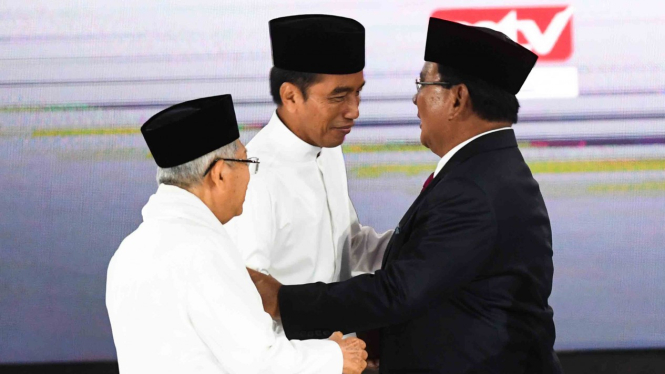 Pasangan capres-cawapres nomor urut 01 Joko Widodo (tengah) dan Ma'ruf Amin (kiri) bejabat tangan dengan capres nomor urut 02 Prabowo Subianto seusai mengikuti debat kelima Pilpres 2019 di Hotel Sultan, Jakarta, Sabtu, 13 April 2019.