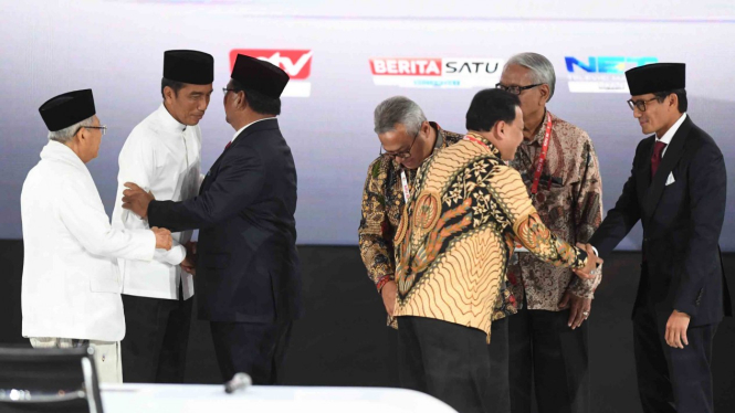 Pasangan capres-cawapres nomor urut 01 Joko Widodo (kedua kiri) dan Ma'ruf Amin (kiri) bejabat tangan dengan capres nomor urut 02 Prabowo Subianto (ketiga kiri) disaksikan cawapres Sandiaga Uno (kanan), Ketua KPU Arief Hidayat (tengah), Ketua Bawaslu Abha