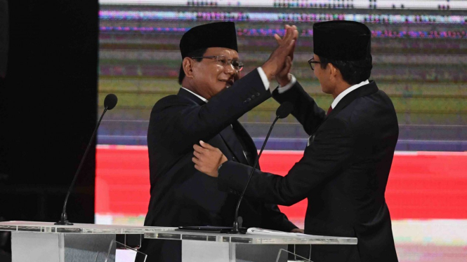 Pasangan nomor urut 02 Prabowo Subianto (kiri) melakukan tos.