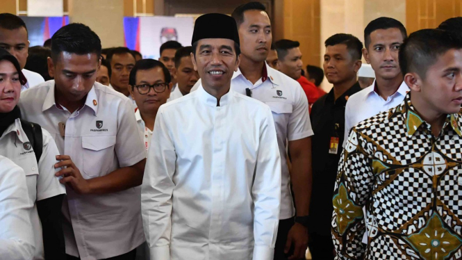 Capres nomor urut 01 Joko Widodo keluar ruangan seusai mengikuti debat kelima Pilpres 2019 di Hotel Sultan, Jakarta, Sabtu, 13 April 2019.