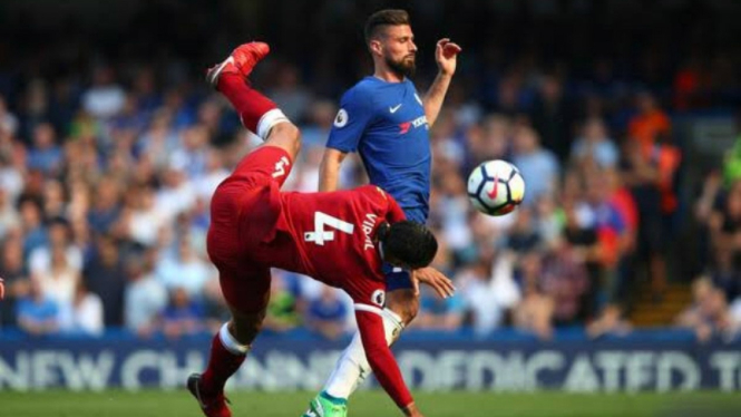 Bomber Chelsea, Olivier Giroud berduel dengan Virgil van Dijk