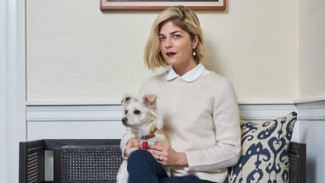 Selma Blair Bikin Tutorial Make Up untuk Penderita Multiple Sclerosis