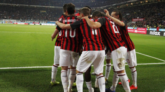 Pemain AC Milan merayakan gol. 