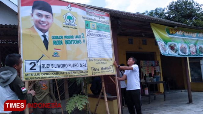 Kegiatan Pencopotan APK di Kabupaten Banyuwangi. (FOTO: Agung Sedana/ TIMES Indonesia)