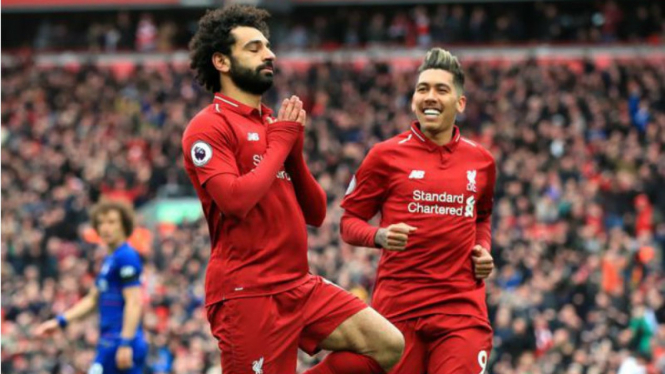 Bintang Liverpool, Mohamed Salah, merayakan gol