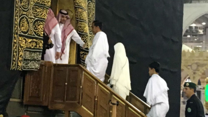 Jokowi dan keluarga masuk ke Kabah