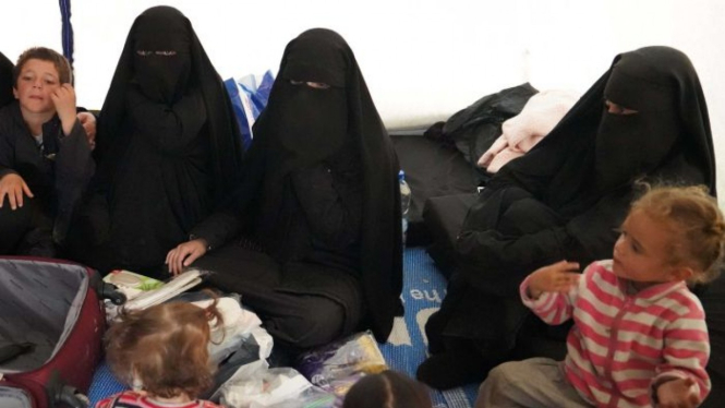 Humzeh, Hoda dan Zaynab Sharrouf, bersana anak-anak Zaynab dan seorang wanita Australia bersama anaknya.
