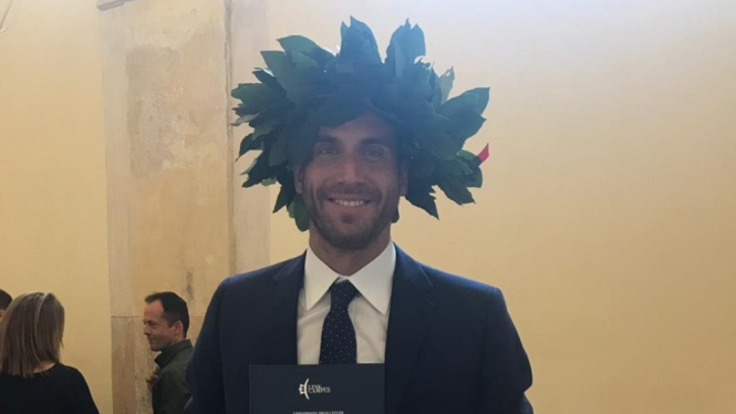 Bek Torino, Lorenzo De Silvestri, selepas meraih gelar Doktor. 