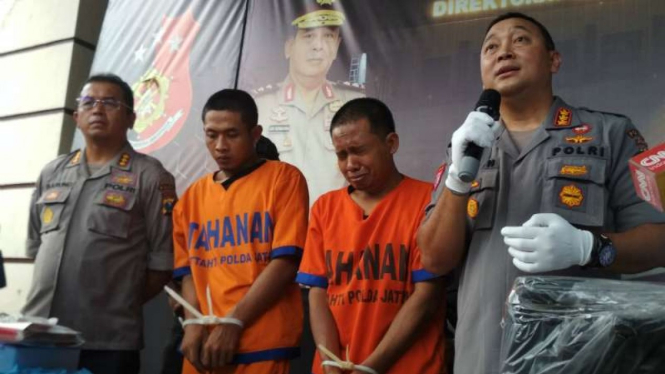 Tersangka pembunuhan dan mutilasi serta barang bukti yang dibeberkan polisi di Markas Polda Jatim, Surabaya, pada Senin, 15 April 2019.