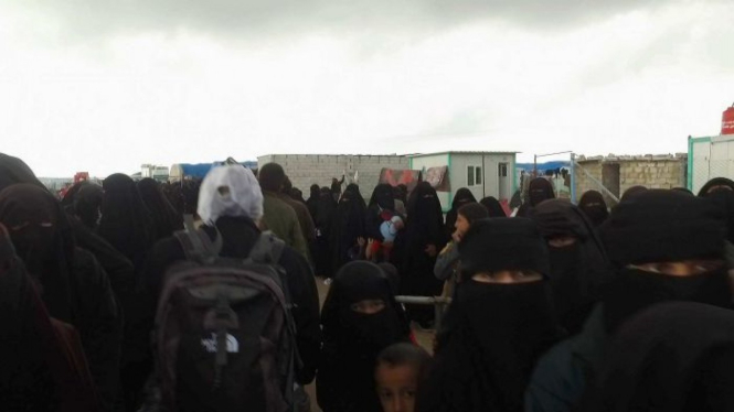Para perempuan yang mengenakan niqab yang berada di pintu masuk kamp pengungsi al-Hawl disebut beberapa diantaranya berperilaku sebagai polisi moral IS.