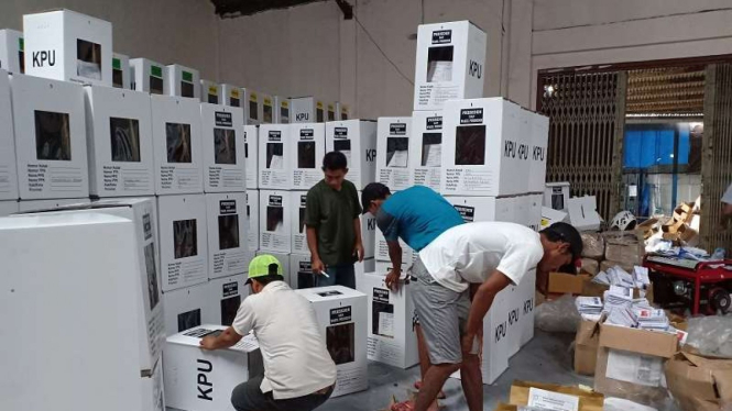  Petugas sedang mengepak logistik Pemilu di gudang logistik KPU Manggarai. 
