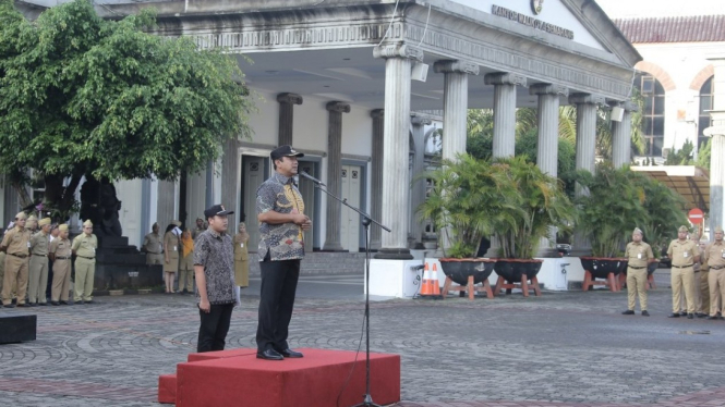 Wali Kota Semarang Hendrar Prihadi memberikan pengarahan kepada Pegawai Pemkot Semarang saat memimpin apel pagi di halaman Balai Kota.