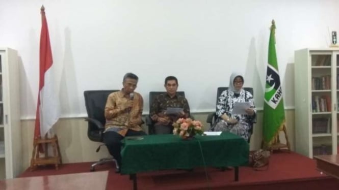 Koordinator Presidium KAHMI, Hamdan Zoelva, menggelar konferensi pers.