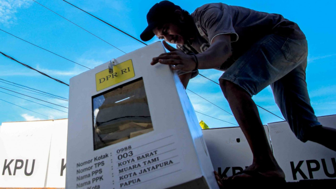 Petugas KPU Kota Jayapura memindahkan logistik Pemilu 2019 di Jayapura, Papua, Senin, 15 April 2019.