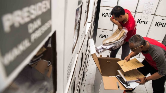 Panitia Pemilihan Kecamatan (PPK) memeriksa kelengkapan kotak suara Pemilu sebelum didistribusikan di gudang penyimpanan logistik wisma PNKA, Bandung, Jawa Barat, Senin, 15 April 2019.