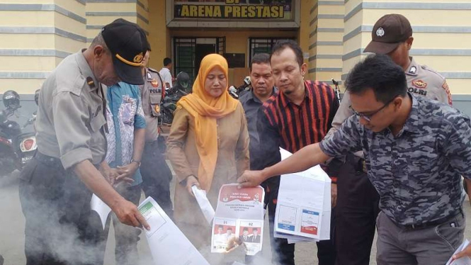 Komisi Independen Pemilihan Kota Banda Aceh memusnahkan surat suara rusak