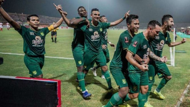Para pemain Persebaya Surabaya merayakan gol Damian Lizio (kedua dari kanan)
