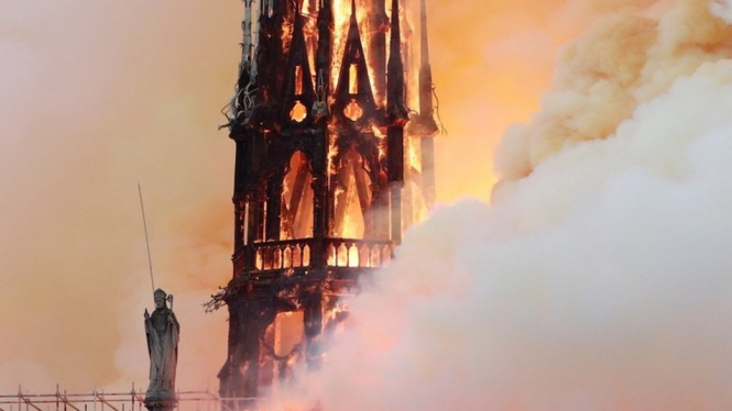 Menara katedral dilalap api. - Reuters