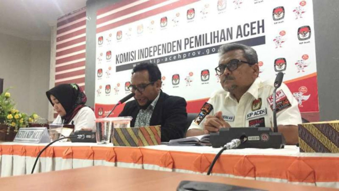 Para komisioner KIP Aceh saat menggelar jumpa pers  