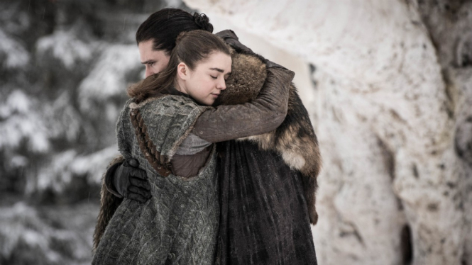Arya Stark (Maisie Williams) dan Jon Snow (Kit Harington) dalam Game of Thrones.