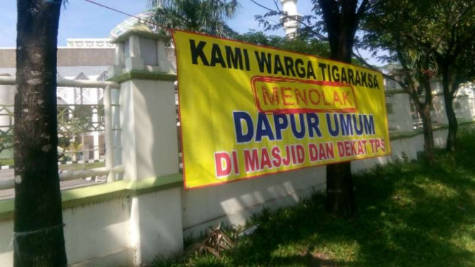 Spanduk menolak dapur umum di area Masjid Agung Al-Amjad, Tigaraksa, Tangerang.