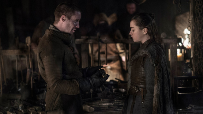 Arya Stark (Maisie Williams) dan Gendry (Joe Dempsie) dalam Game of Thrones.
