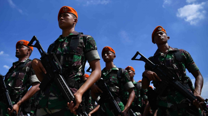 Illustration von Paskhas-Soldaten der indonesischen Luftwaffe, die an einem groß angelegten TNI-Polri-Patrouilleneinsatz auf der JIExpo, Kemayoran, Zentral-Jakarta, teilnehmen