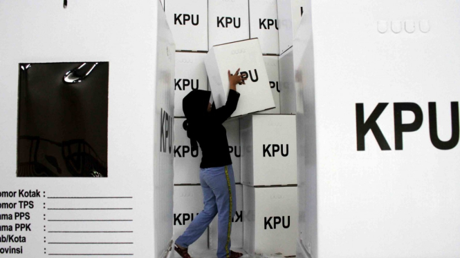Petugas Panitia Pemilihan Kecamatan (PPK) mempersiapkan logistik Pemilu 2019 sebelum didistribusikan ke tempat pemungutan suara (TPS) di Makassar, Sulawesi Selatan