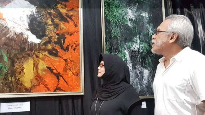 Musisi legendaris Virgiawan Listanto alias Iwan Fals (kanan) meresmikan sebuah galeri seni lukis di kediamannya di kawasan Leuwinanggung, Kecamatan Tapos, Depok, Jawa Barat, pada Senin malam, 15 April 2019.