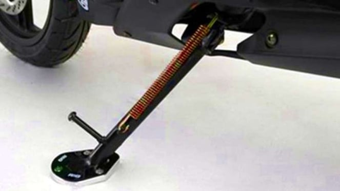 Imágenes estándar al lado de la motocicleta