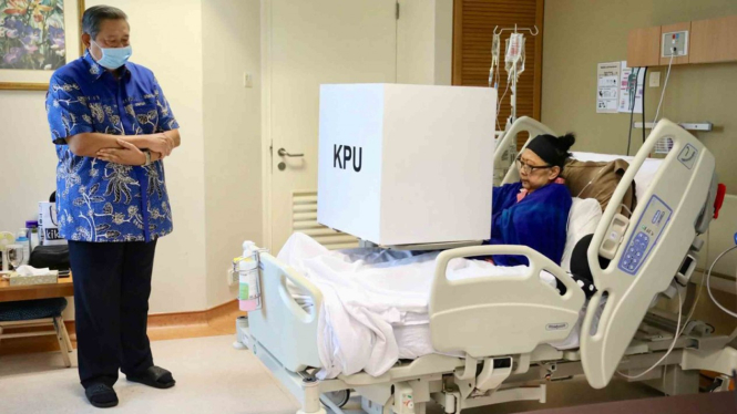 Mantan presiden Susilo Bambang Yudhoyono (SBY) mendampingi istrinya Ani Yudhoyono (kanan) saat ikut Pemilu 2019 di rumah sakit.