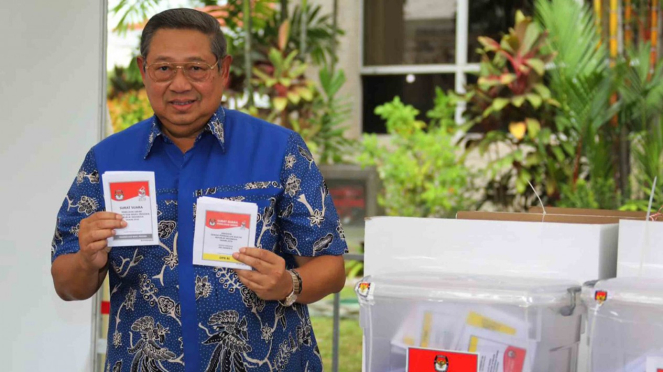 Mantan presiden Susilo Bambang Yudhoyono (SBY) menunjukkan surat suara saat menggunakan hak suaranya dalam Pemilu serentak 2019, di salah satu TPS, di Singapura