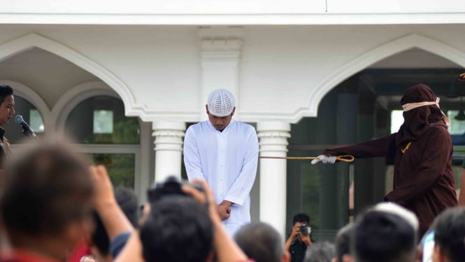 Ilustrasi: Terpidana pelanggaran syariat Islam menjalani hukum cambuk di Banda Aceh