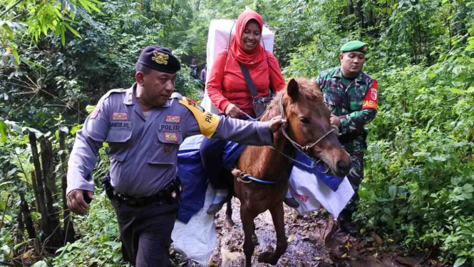 Personel TNI dan Polri mengawal distribusi logistik Pemilu serentak 2019 ke kawasan Taman Nasional Meru Betiri Dusun Bandealit, Desa Andongrejo, Tempurejo, Jember, Jawa Timur, Senin, 15 April 2019.