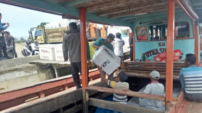 Distribusi logistik pemilu dengan boat kayu ke Kepulauan Banyak, Aceh Singkil.