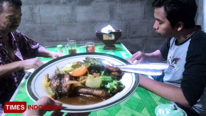 Makanan belut khas Pak Sabar di Kabupaten Bantul. (FOTO: A Riyadi/TIMES Indonesia)