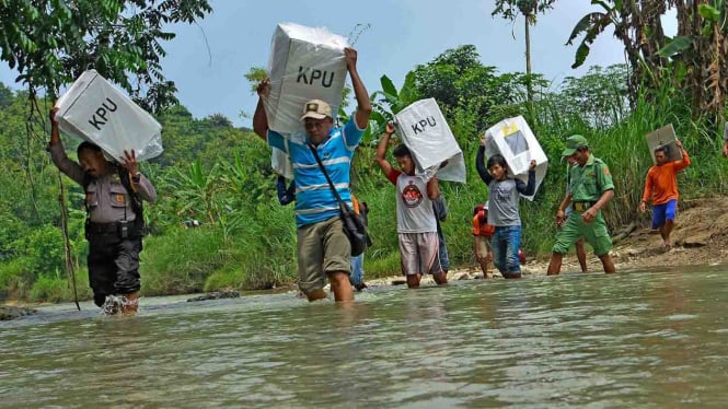 Petugas memanggul kotak suara melewati sungai menuju Tempat Pemungutan Suara (TPS) terpencil di Dusun Nampu, Desa Pojok Klitih, Kecamatan Plandaan, Jombang, Jawa Timur. (Foto ilustrasi)