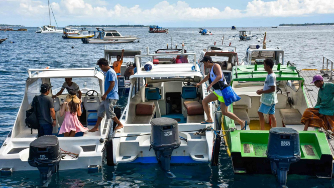 Sejumlah wisatawan menaiki kapal cepat menuju kawasan wisata Gili Trawangan di pelabuhan Teluk Nare, Kecamatan Pemenang, Lombok Utara, NTB, Selasa, 16 April 2019.