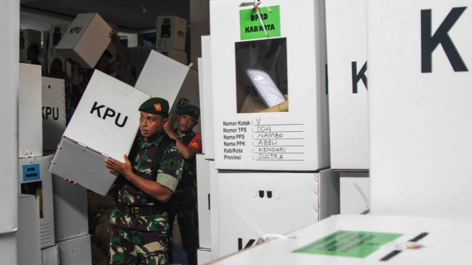 Personel TNI Angkatan Darat dari Korem 143 Haluoleo Kendari membantu mengangkat logistik Pemilu serentak 2019 di atas truk di gudang KPU Daerah Kendari, Kendari, Sulawesi Tenggara.