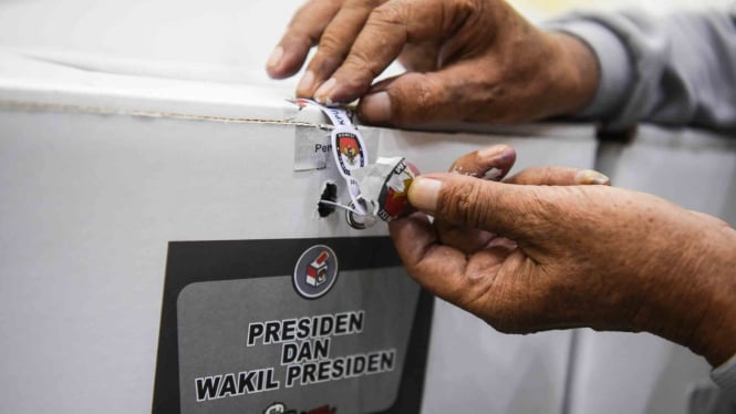 Petugas mengecek segel KPU pada suatu kotak suara di Jakarta saat Pemilu 2019. (Foto ilustrasi)
