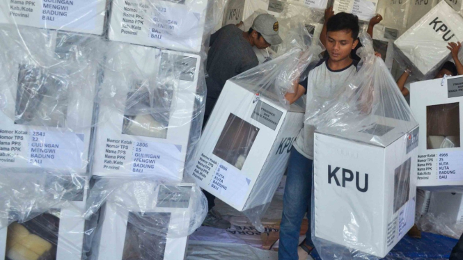 Pekerja mengangkut kotak suara berisi logistik pemilu 2019 yang akan didistribusikan di Gudang KPU Badung, Bali