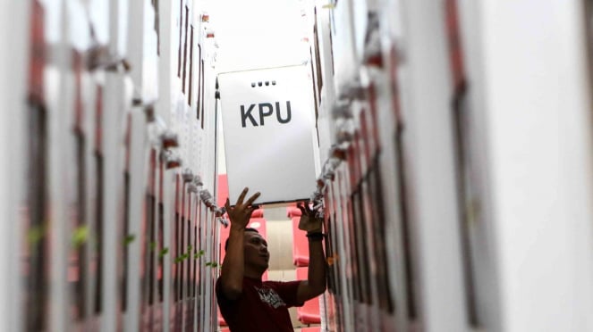 Petugas KPPS memeriksa kelengkapan logistik Pemilu sebelum didistribusikan ke kelurahan di gudang logistik KPU. (Foto ilustrasi)