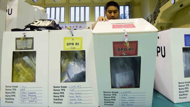 Petugas Kelompok Panitia Pemungutan Suara (KPPS) memeriksa kelengkapan logistik Pemilu.