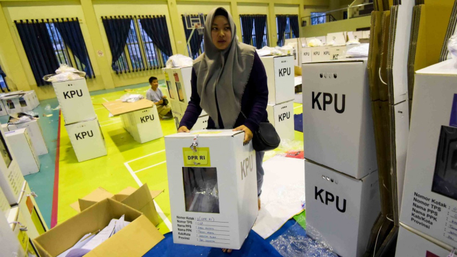Petugas Kelompok Panitia Pemungutan Suara (KPPS) memeriksa kelengkapan logistik Pemilu sebelum didistribusikan ke kelurahan. (Foto ilustrasi).