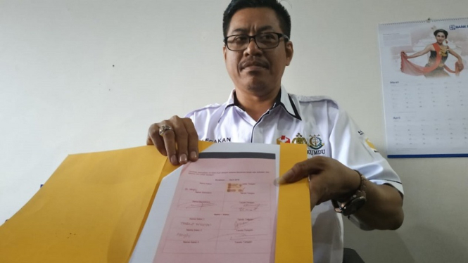 Koordinator Gakkumdu Surabaya, Usman, menunjukkan hasil klarifikasi temuan uang