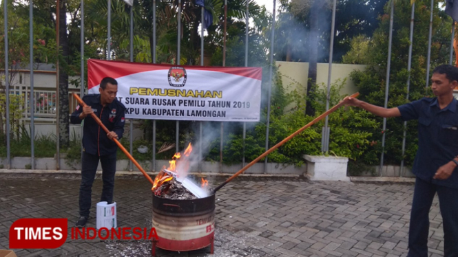 Ketua KPU Lamongan, Imam Ghozali, membakar surat suara yang rusak di halaman Kantor KPU Lamongan, Selasa (16/4/2019). (FOTO: MFA Rohmatillah/TIMES Indonesia)