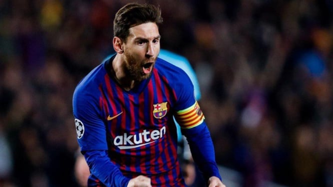 Penyerang Barcelona, Lionel Messi cetak gol ke gawang MU