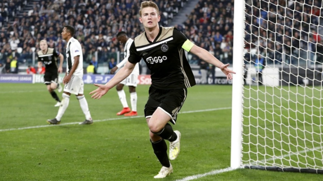 Kapten AJax Amsterdam, Matthijs de Ligt merayakan gol ke gawang Juventus