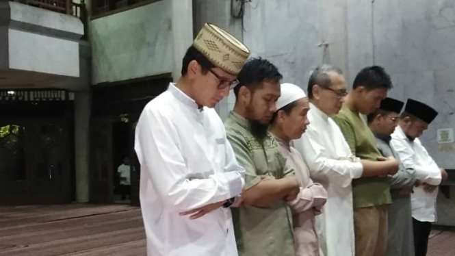 Calon wakil presiden Sandiaga Uno memulai hari pencoblosan dengan salat tahajud berjamaah di Masjid At-Taqwa, Selong, Kebayoran Baru, Jakarta Selatan, pada Rabu, 17 April 2019.