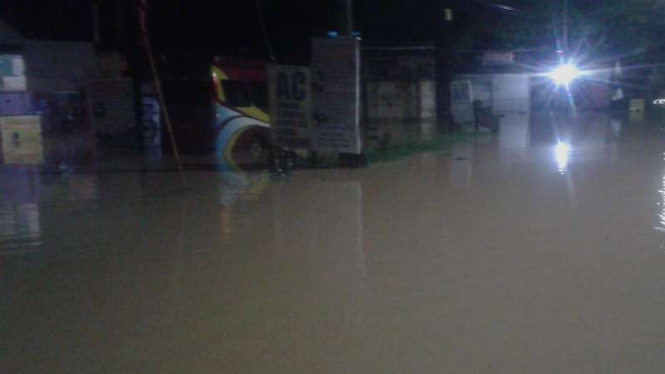 Kompleks kampus UIN Jambi dan Lapas Kelas II A kebanjiran hingga air meluap ke jalan raya pada hari pencoblosan pemilu, Rabu pagi, 17 April 2019.